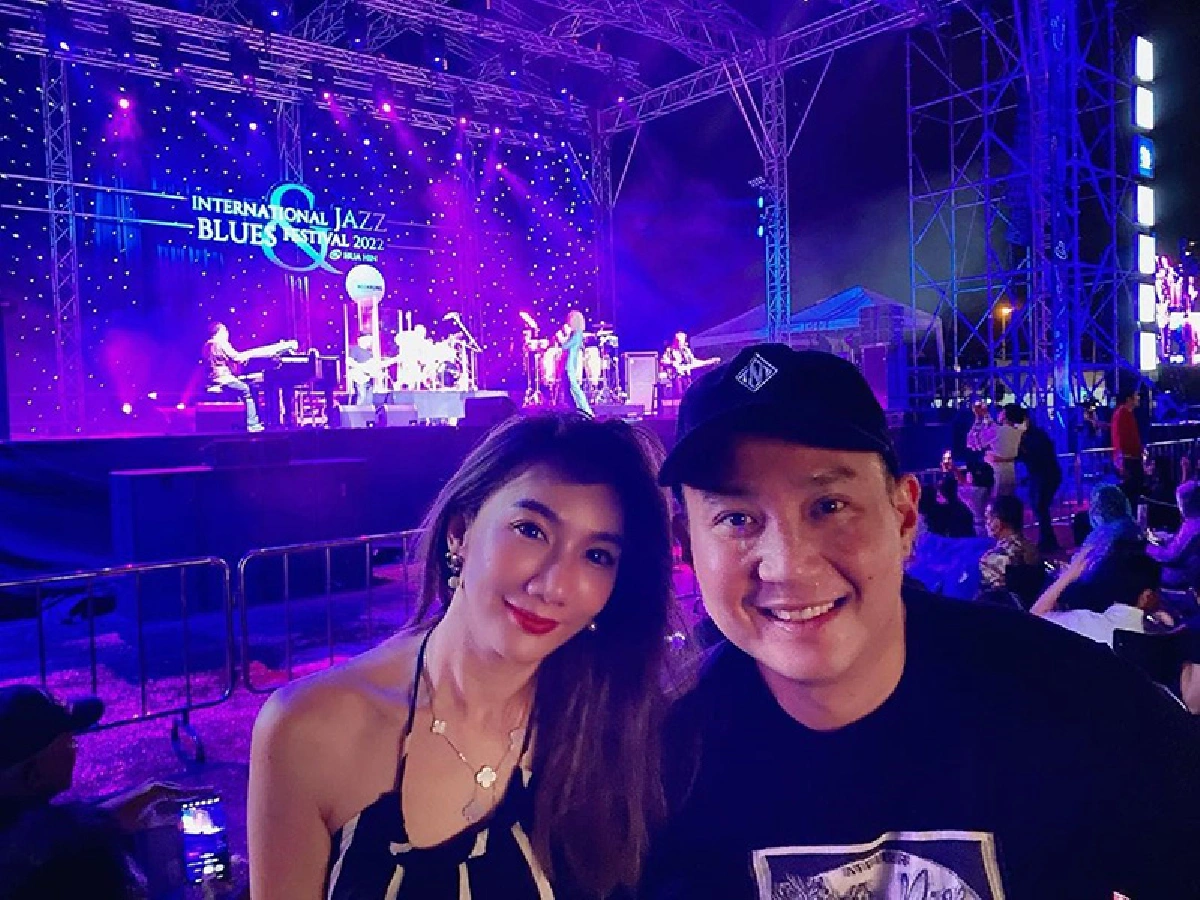 “เบนซ์ พริกไทย” ควง “ไฮโซปอ” ฟังดนตรีกลางสายฝน พร้อมแชะภาพยิ้มแย้มแจ่มใส