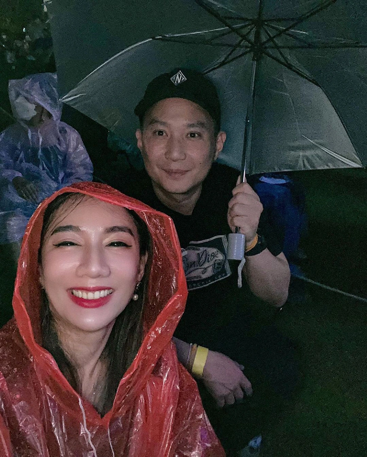 “เบนซ์ พริกไทย” ควง “ไฮโซปอ” ฟังดนตรีกลางสายฝน พร้อมแชะภาพยิ้มแย้มแจ่มใส