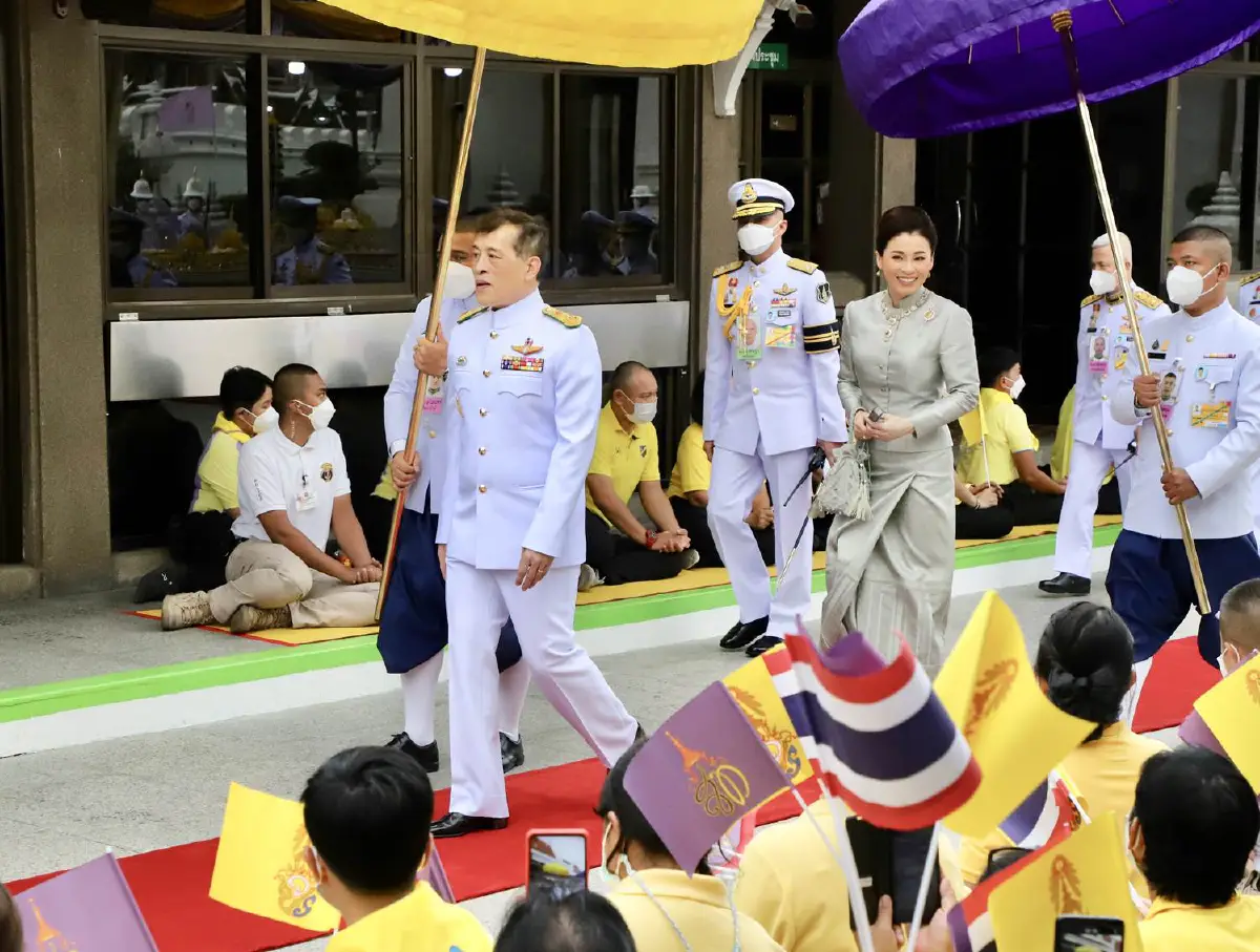 "ในหลวง-พระราชินี"เสด็จฯไปทรงบวงสรวงพระหลักเมือง 