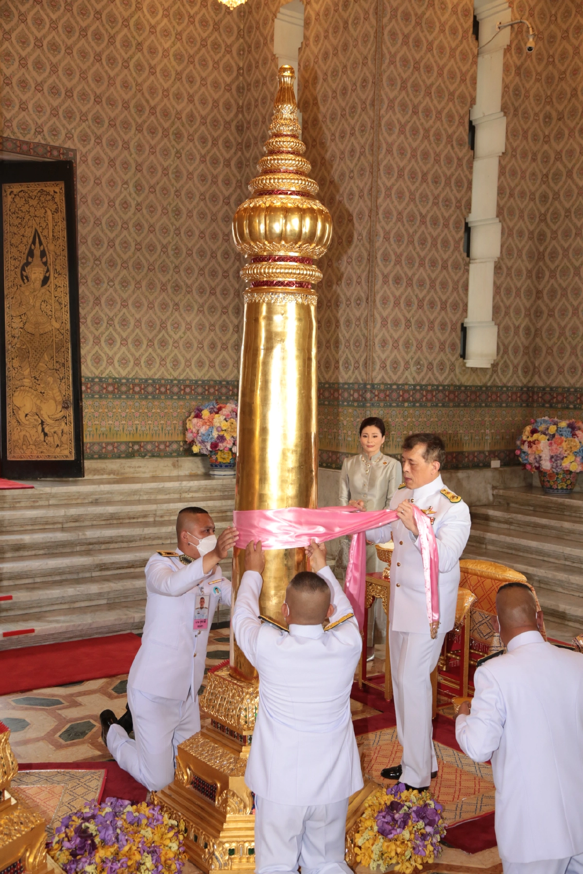 "ในหลวง-พระราชินี"เสด็จฯไปทรงบวงสรวงพระหลักเมือง 