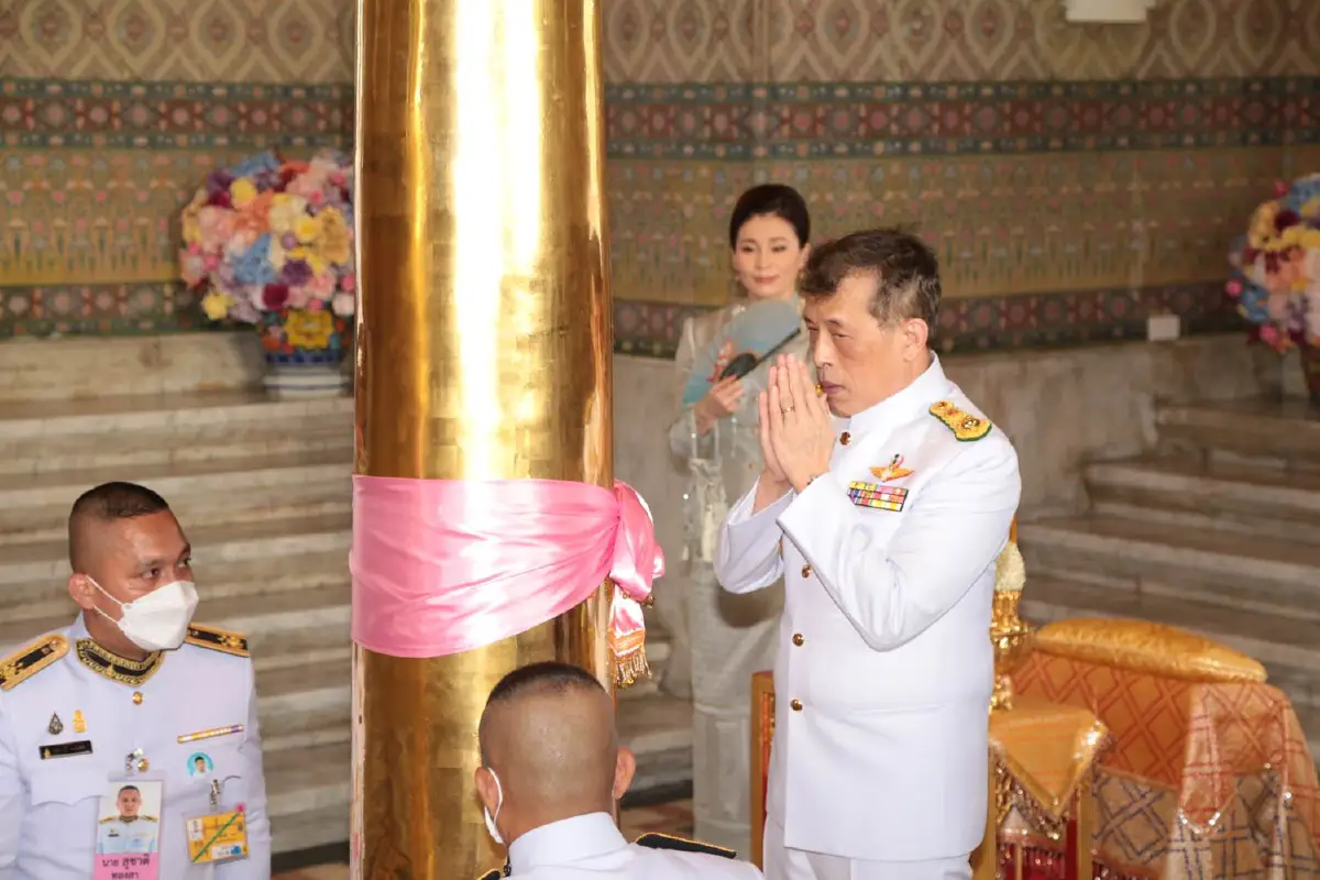 "ในหลวง-พระราชินี"เสด็จฯไปทรงบวงสรวงพระหลักเมือง 