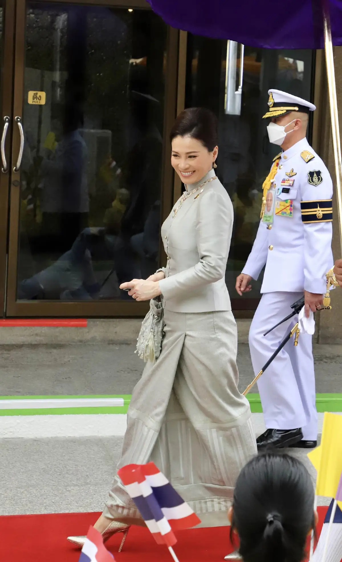 "ในหลวง-พระราชินี"เสด็จฯไปทรงบวงสรวงพระหลักเมือง 