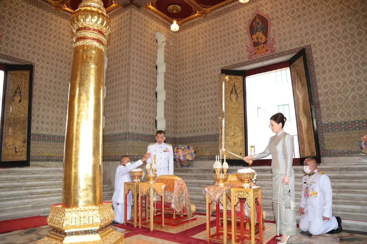 "ในหลวง-พระราชินี"เสด็จฯไปทรงบวงสรวงพระหลักเมือง 