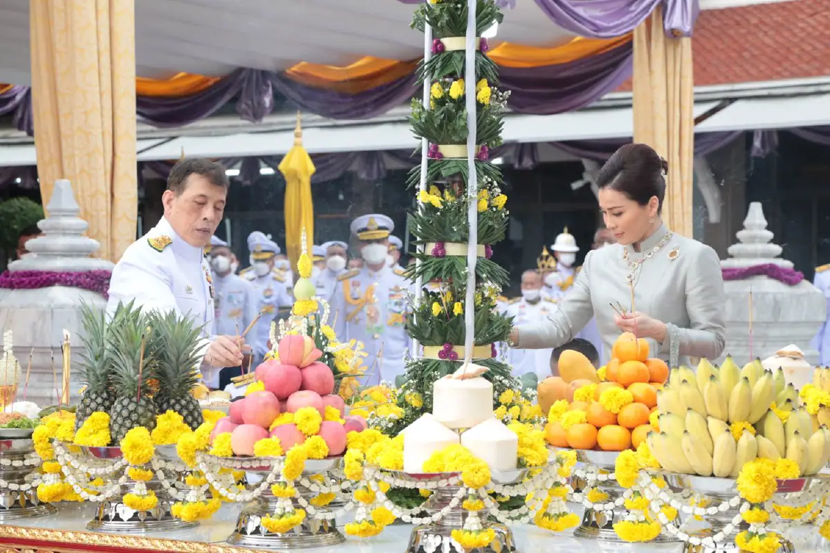 "ในหลวง-พระราชินี"เสด็จฯไปทรงบวงสรวงพระหลักเมือง 