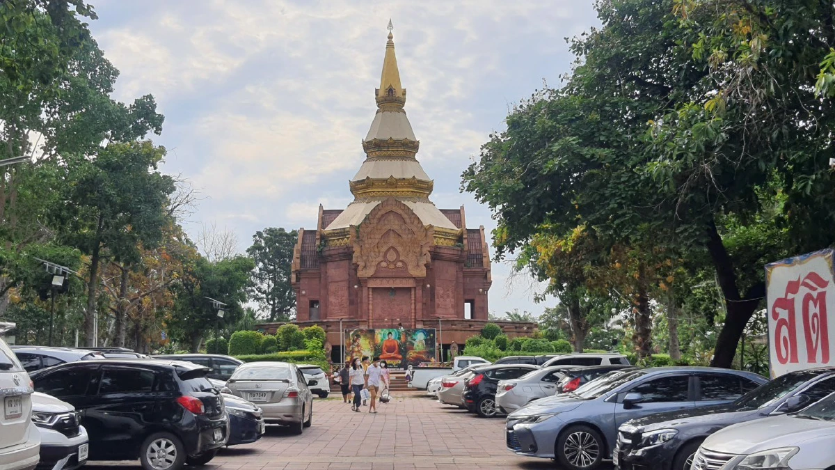 ชาวพุทธโคราชออกมาทำบุญใหญ่วิสาขบูชากันคึกคัก