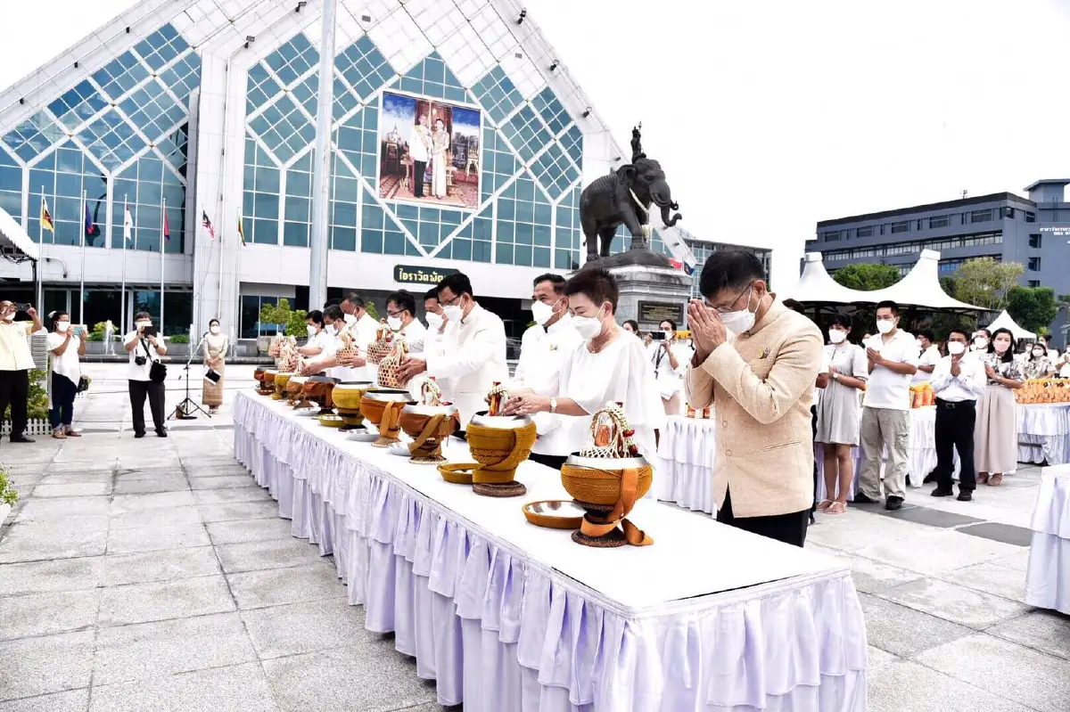 กทม.ทำบุญตักบาตรเนื่องในวันวิสาขบูชาวันสำคัญของโลก