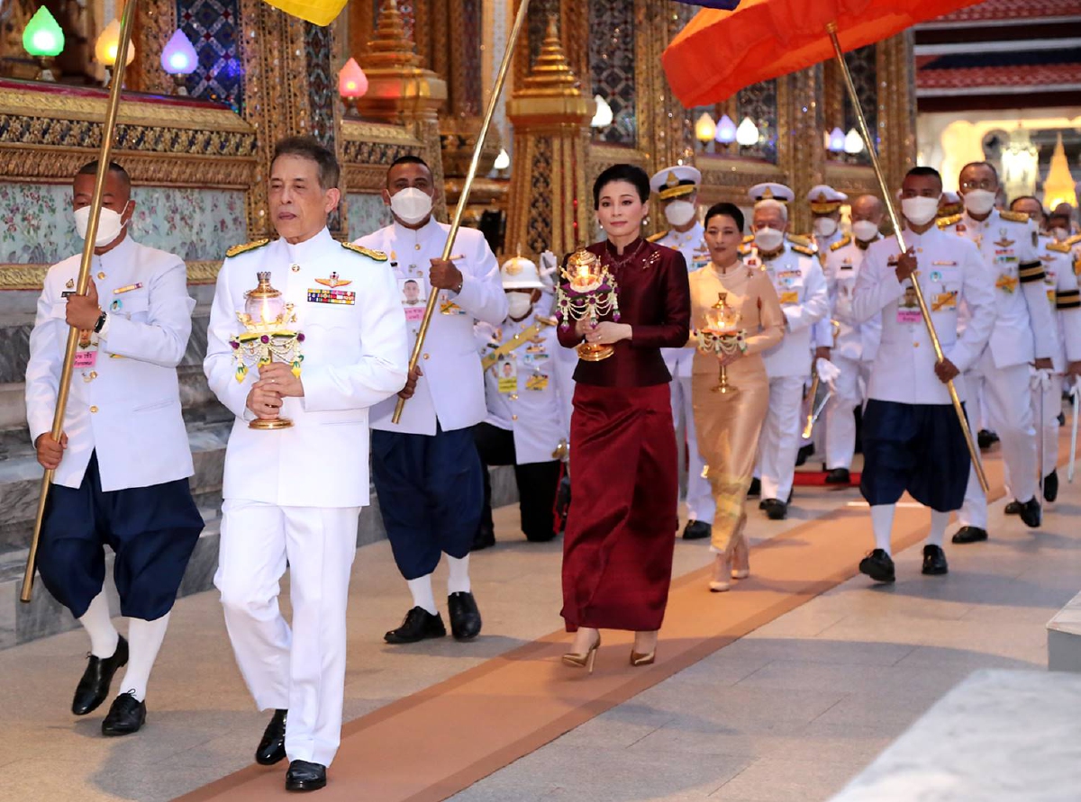 "ในหลวง-พระราชินี"ทรงเวียนเทียนรอบพระอุโบสถวัดพระแก้วเนื่องในวันวิสาขบูชา "ในหลวง-พระราชินี"ทรงเวียนเทียนรอบพระอุโบสถวัดพระแก้วเนื่องในวันวิสาขบูชา