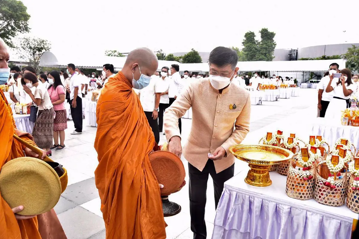 กทม.ทำบุญตักบาตรเนื่องในวันวิสาขบูชาวันสำคัญของโลก