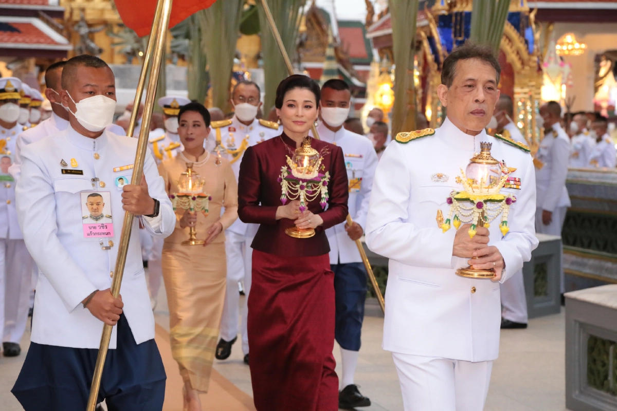 "ในหลวง-พระราชินี"ทรงเวียนเทียนรอบพระอุโบสถวัดพระแก้วเนื่องในวันวิสาขบูชา