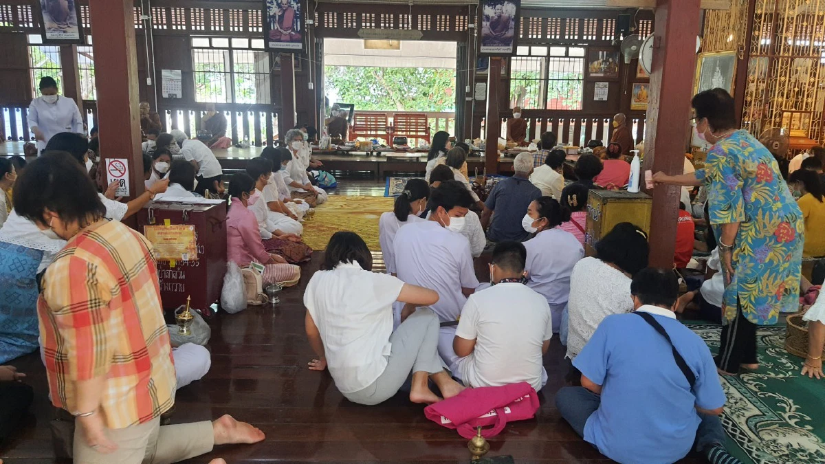 ชาวพุทธโคราชออกมาทำบุญใหญ่วิสาขบูชากันคึกคัก