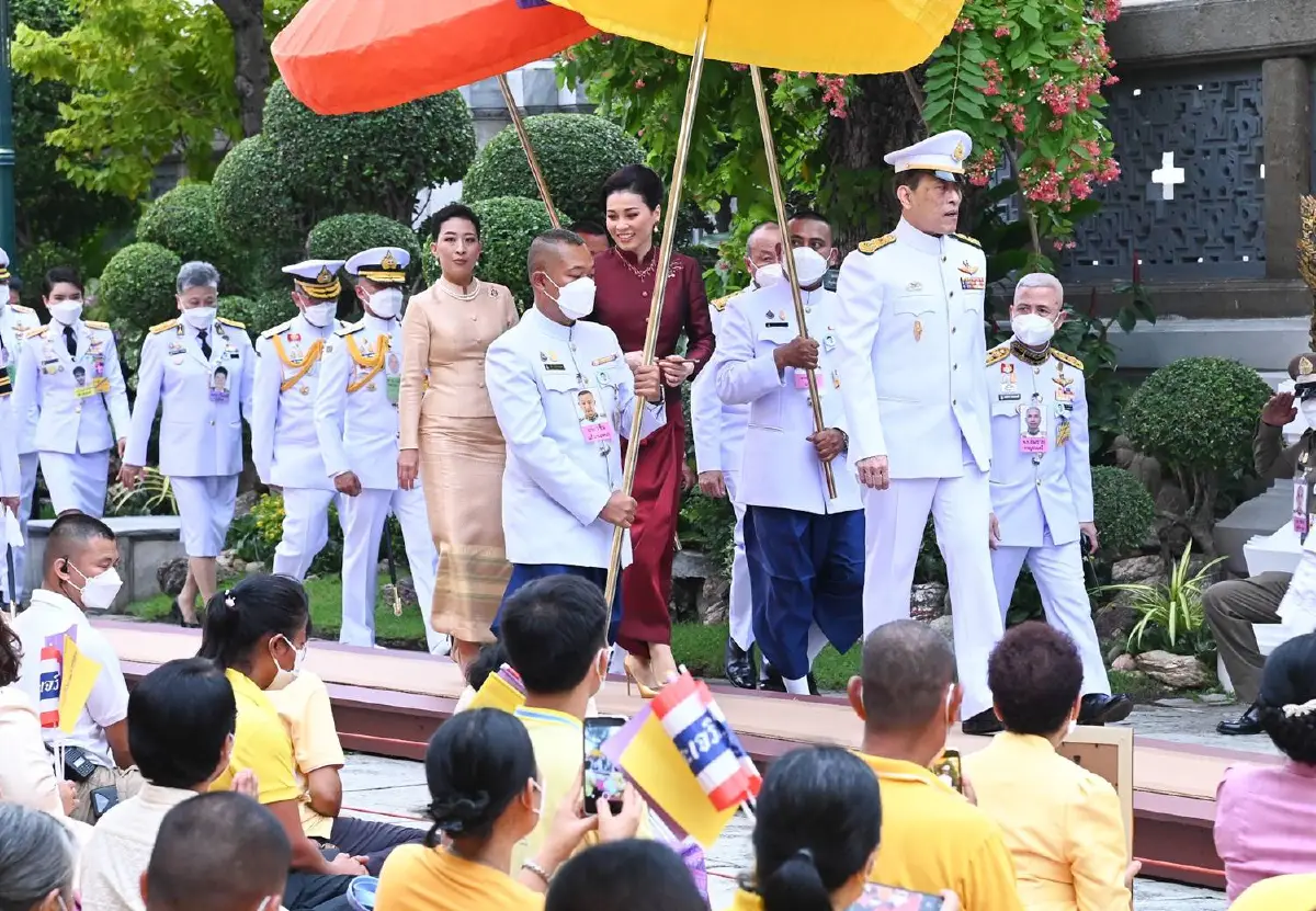"ในหลวง-พระราชินี"ทรงเวียนเทียนรอบพระอุโบสถวัดพระแก้วเนื่องในวันวิสาขบูชา