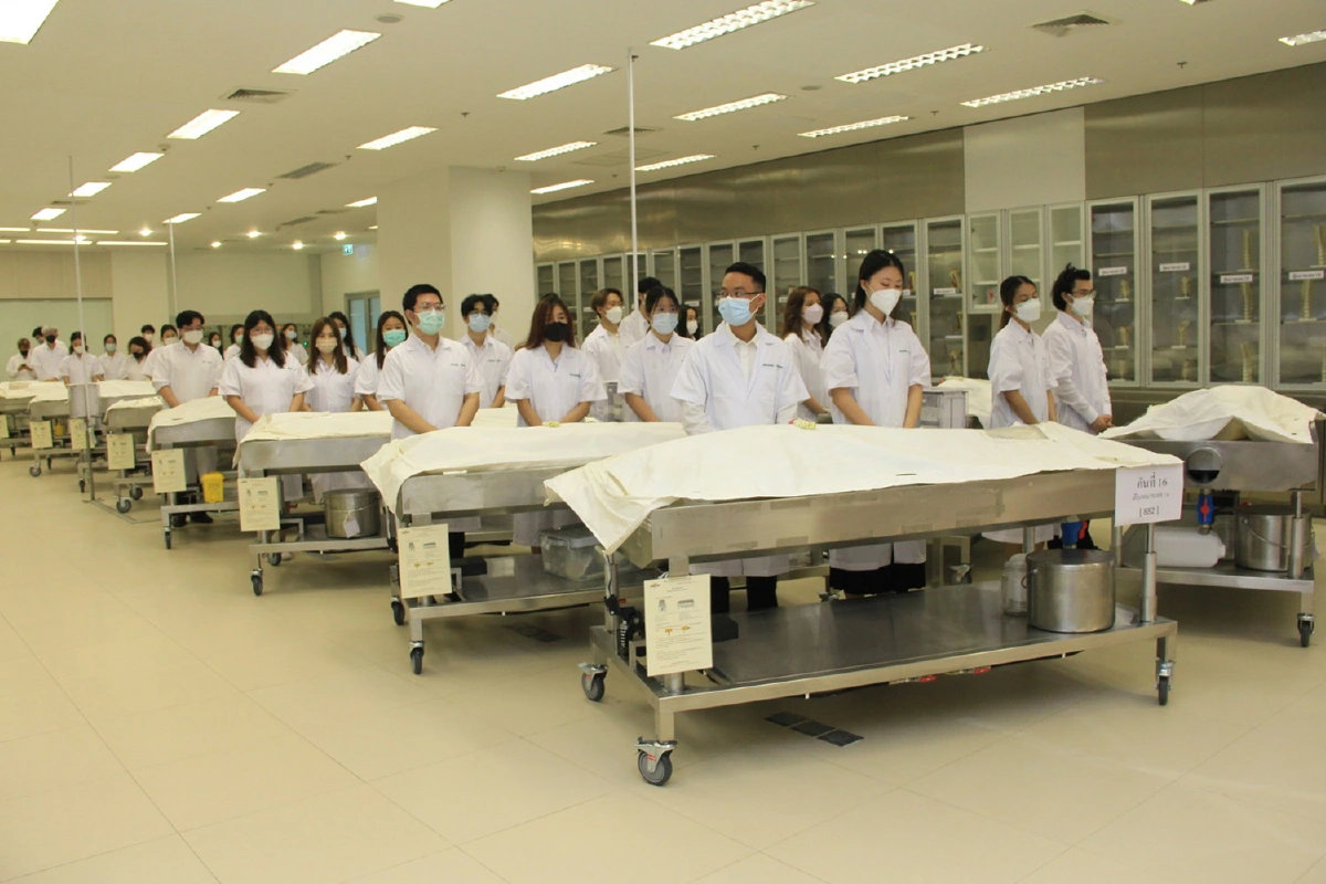 แพทย์รามาย้ายร่างอาจารย์ใหญ่เตรียมพระราชทานเพลิงเป็นกรณีพิเศษ