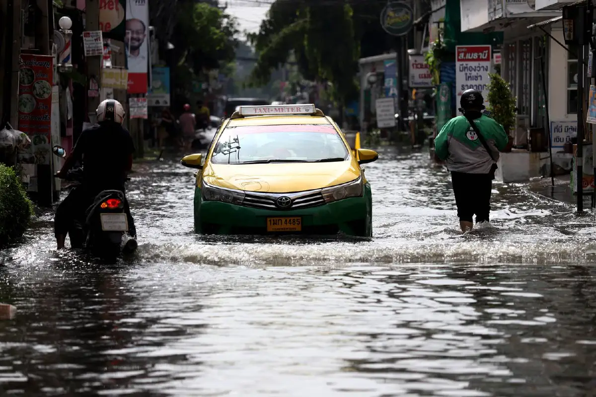 กทม.สั่ง 50 เขตเตรียมความพร้อมรับมือฝนถล่มกรุงต่อเนื่อง