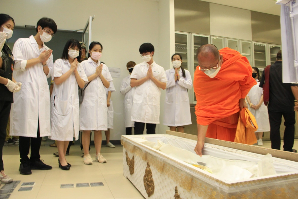 แพทย์รามาย้ายร่างอาจารย์ใหญ่เตรียมพระราชทานเพลิงเป็นกรณีพิเศษ