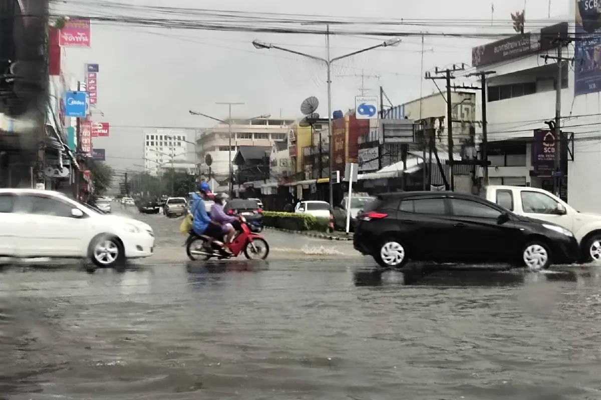 กาฬสินธุ์ ฝนถล่มหนัก4ชม.น้ำท่วมรถติดไม่แพ้กรุงเทพฯ