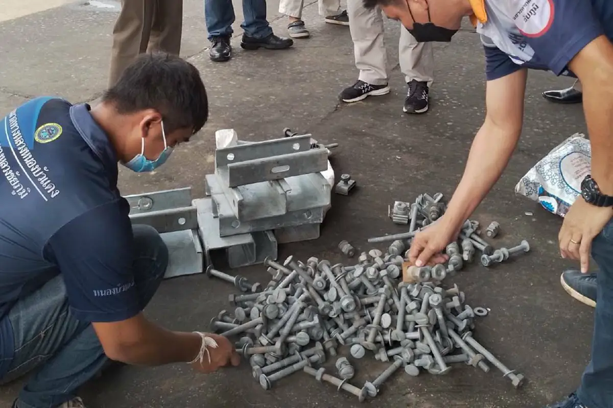 โจรขโมยเหล็กราวกันทางโค้งมาขายร้านรับซื้อของเก่าจ่อถูกตั้งข้อหาด้วย