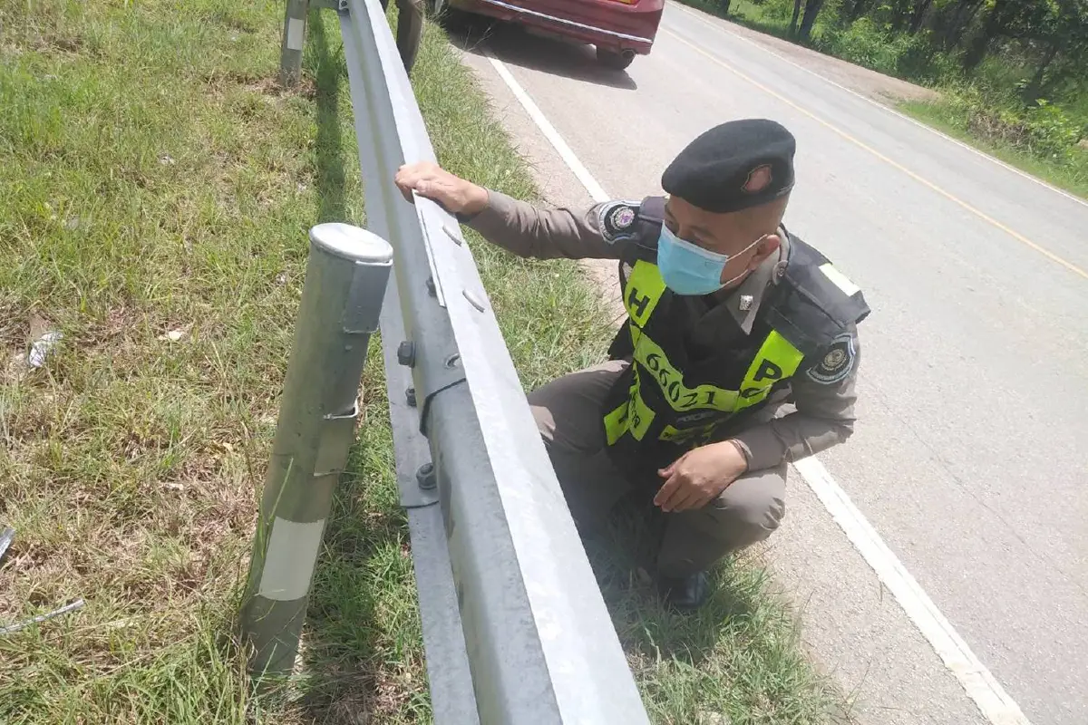 โจรขโมยเหล็กราวกันทางโค้งมาขายร้านรับซื้อของเก่าจ่อถูกตั้งข้อหาด้วย