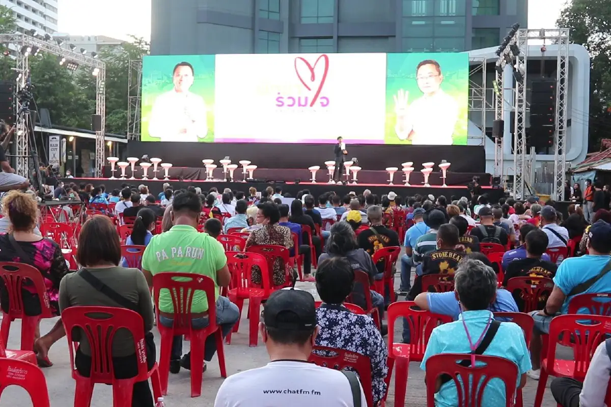 “นิรันดร์” ก้มกราบกลางเวทีปราศรัย ช่วยสินธ์ไชยหาเสียงชิงเก้าอี้นายกเมืองพัทยา