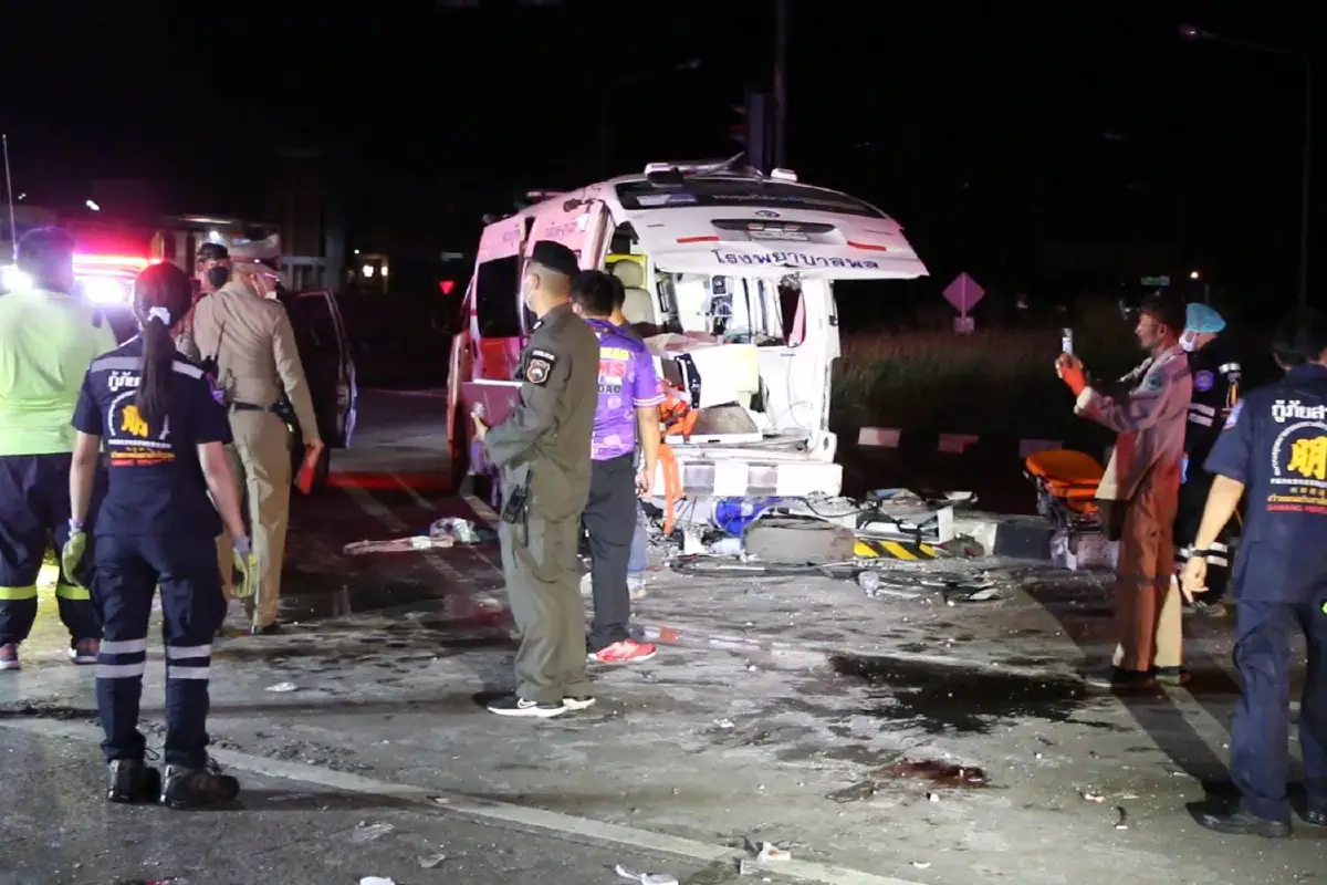 กระบะชนกับรถพยาบาลสนั่นสี่แยกไฟแดง! บาดเจ็บ6ราย