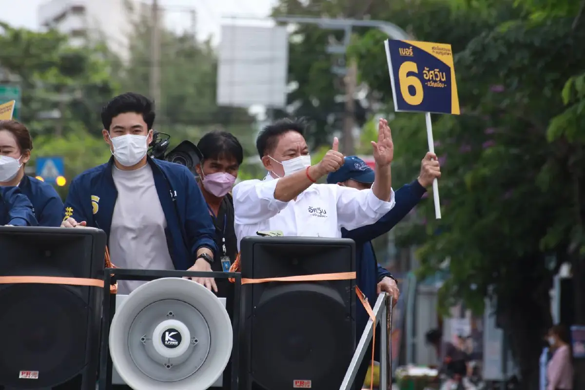 อัศวิน ขึ้นรถแห่หาเสียงมั่นใจรักษาตำแหน่งผู้ว่าฯกทม.ไว้ได้