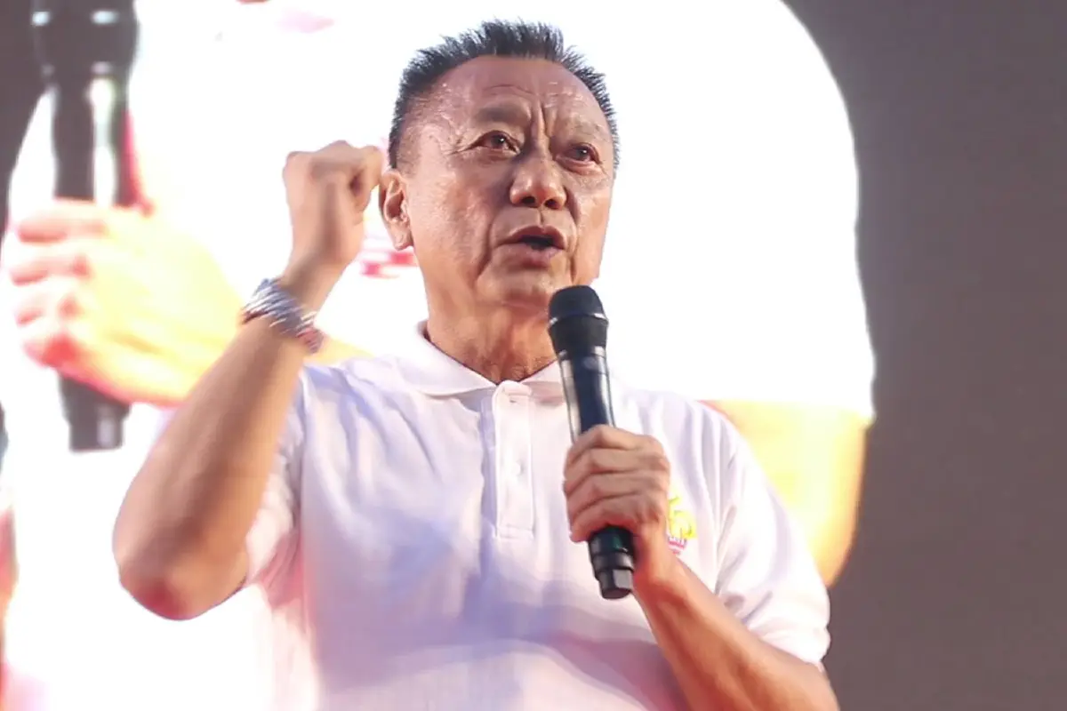 “นิรันดร์” ก้มกราบกลางเวทีปราศรัย ช่วยสินธ์ไชยหาเสียงชิงเก้าอี้นายกเมืองพัทยา