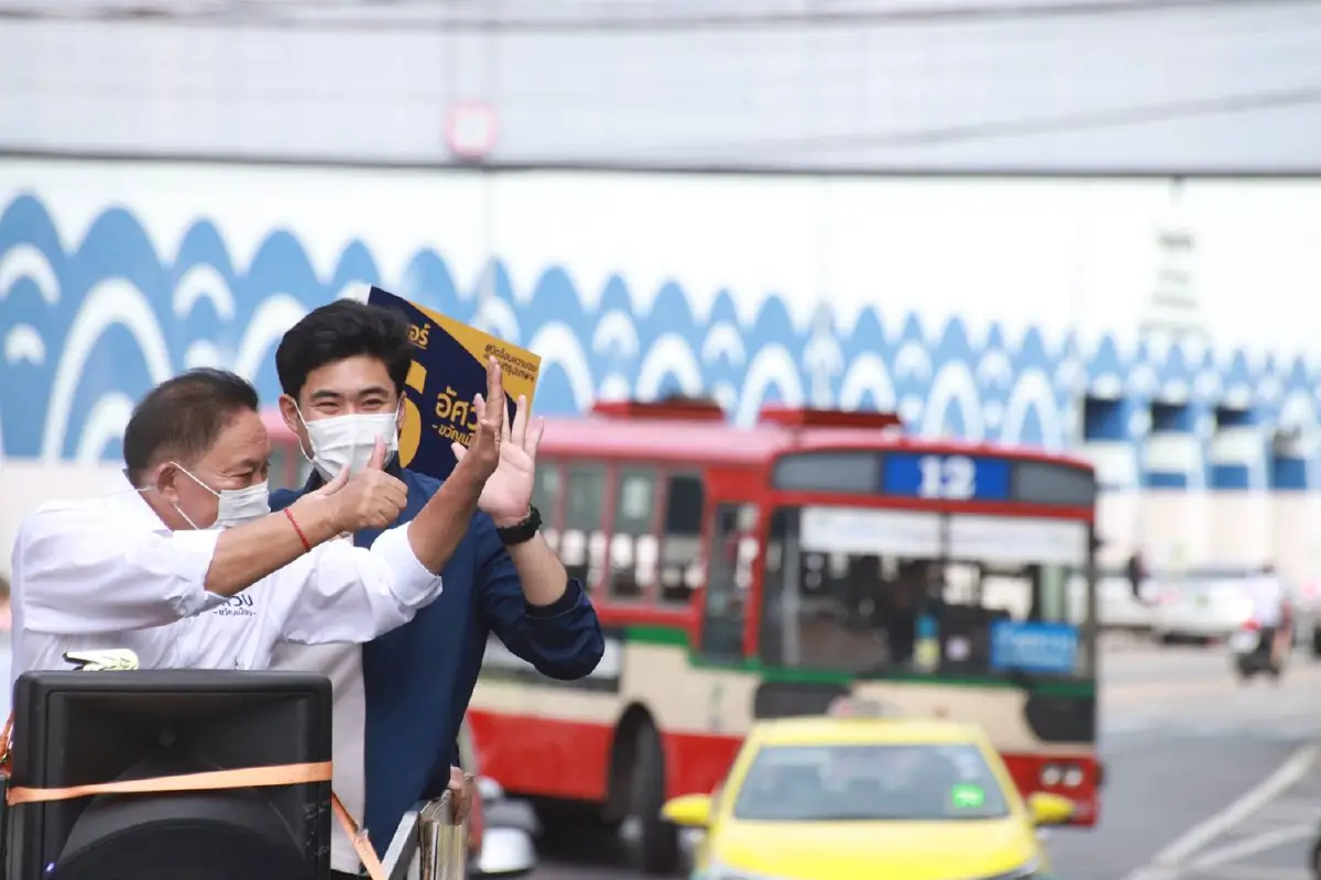 อัศวิน ขึ้นรถแห่หาเสียงมั่นใจรักษาตำแหน่งผู้ว่าฯกทม.ไว้ได้