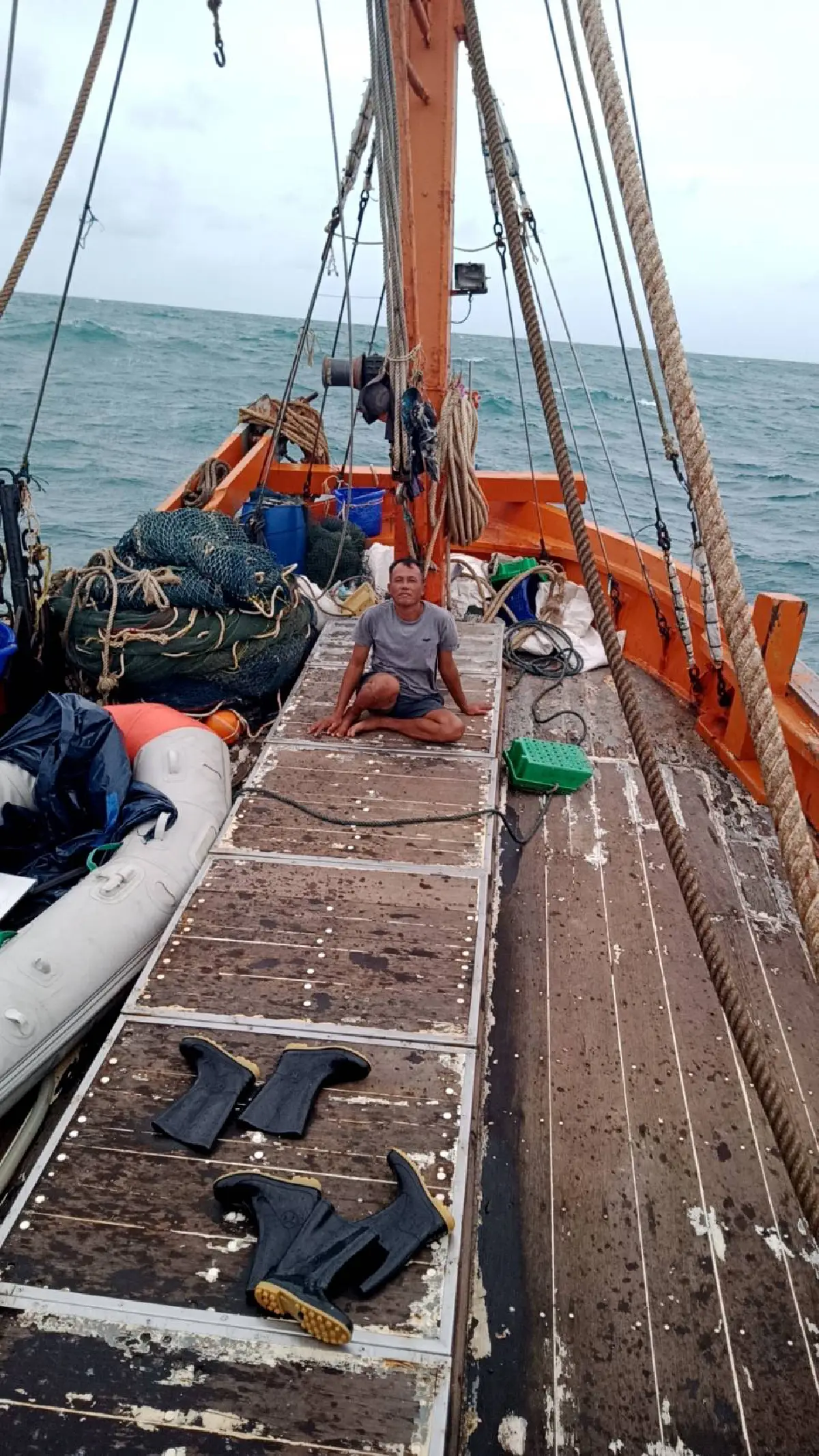 ผู้ประสบเหตุเรือยอร์ชล่มกลางทะเลหมู่เกาะลันตา3รายปลอดภัยแล้ว