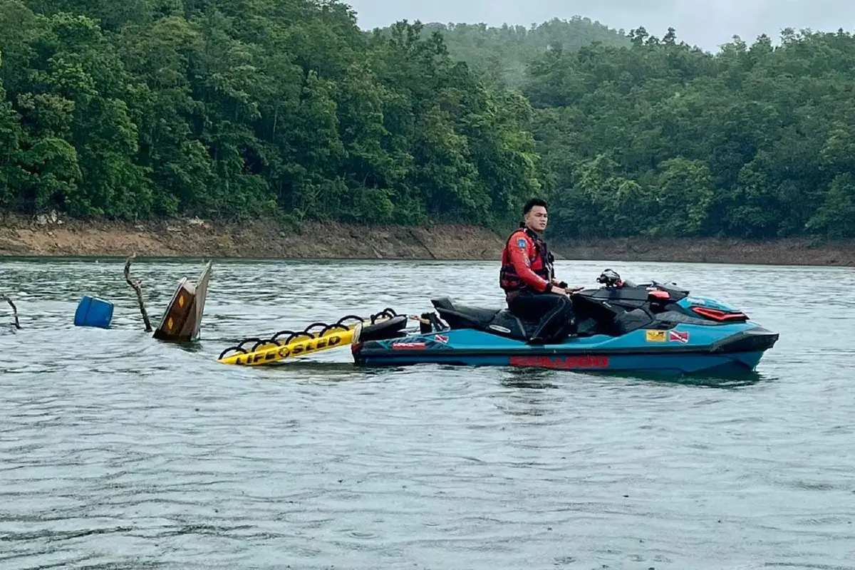 ครูสอนขับเครื่องบินเรือล่มในเขื่อนศรีนครินทร์ยังไร้วี่แวว