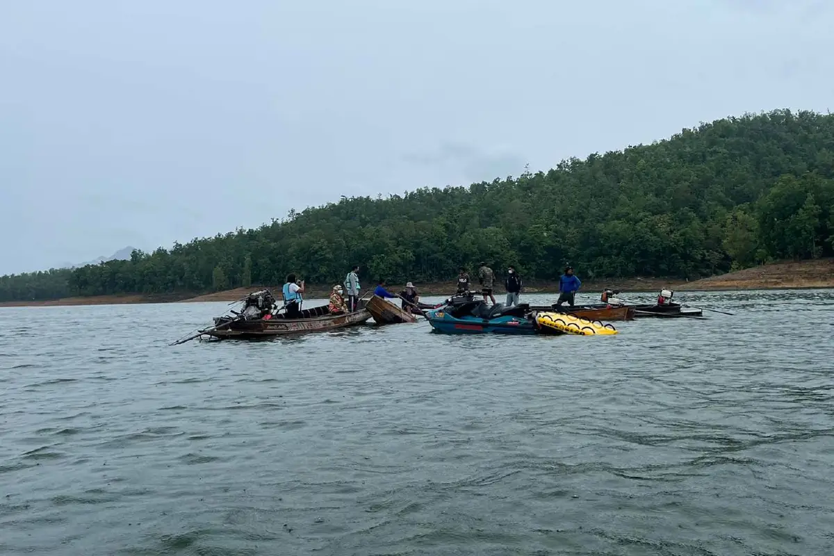 ครูสอนขับเครื่องบินเรือล่มในเขื่อนศรีนครินทร์ยังไร้วี่แวว