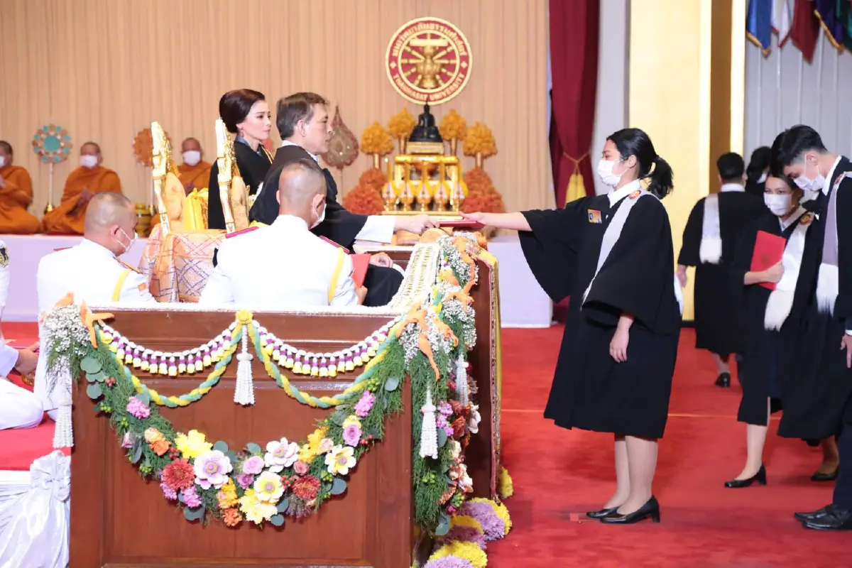 ในหลวง พระราชินี เสด็จฯ พระราชทานปริญญาบัตรแก่บัณฑิตมธ.วันแรก
