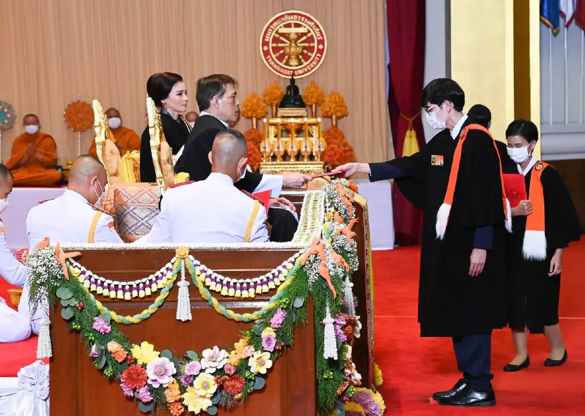ในหลวง พระราชินี เสด็จฯ พระราชทานปริญญาบัตรแก่บัณฑิตมธ.วันแรก