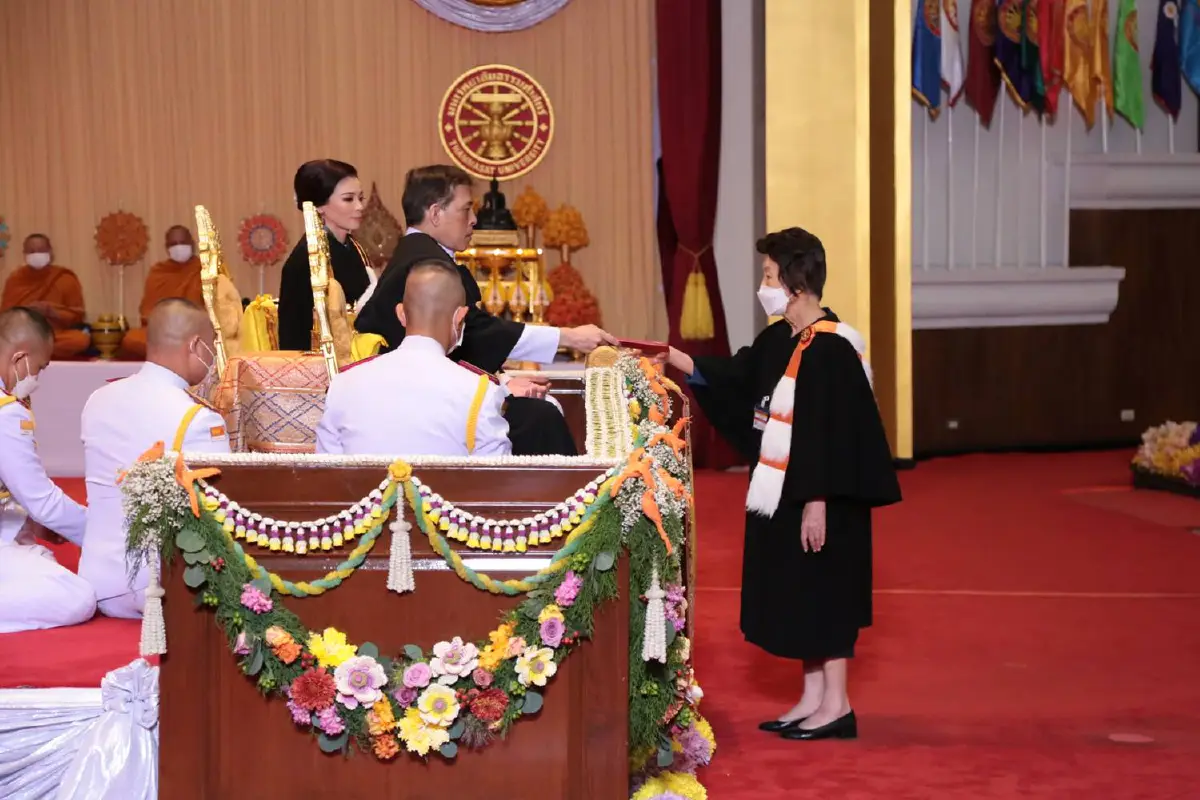 ในหลวง พระราชินี เสด็จฯ พระราชทานปริญญาบัตรแก่บัณฑิตมธ.วันแรก