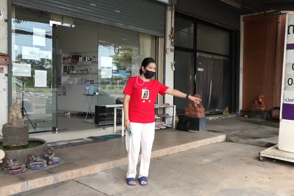 หนุ่มวิกลจริตสไลด์หนอนหน้าคลินิกเสริมความงาม