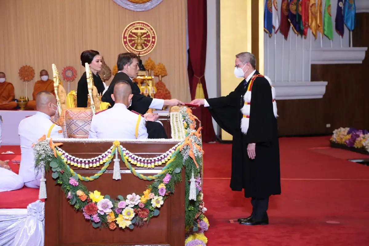 ในหลวง พระราชินี เสด็จฯ พระราชทานปริญญาบัตรแก่บัณฑิตมธ.วันแรก