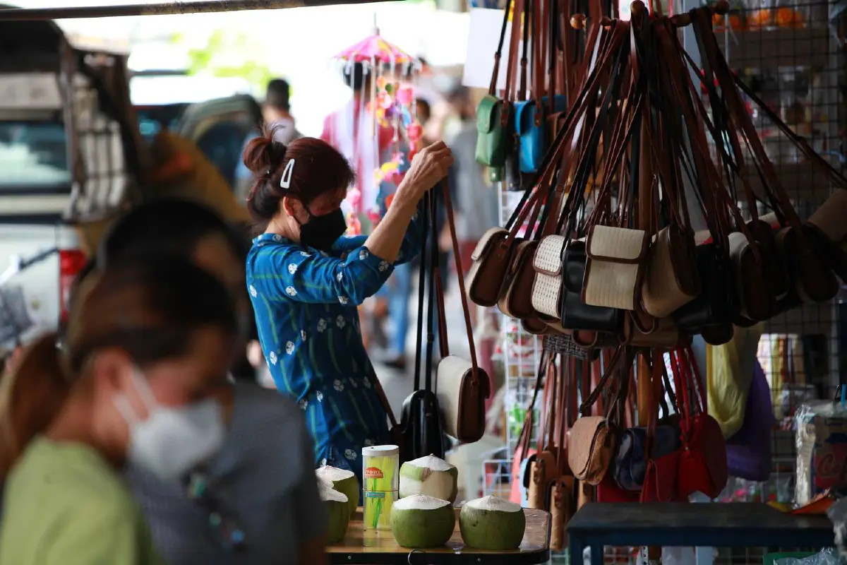 บรรยากาศตลาดนัดจตุจักรช่วงวันหยุดกลับมามีชีวิตชีวาอีกครั้ง