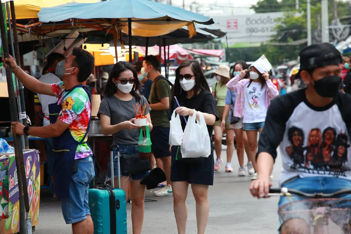 บรรยากาศตลาดนัดจตุจักรช่วงวันหยุดกลับมามีชีวิตชีวาอีกครั้ง