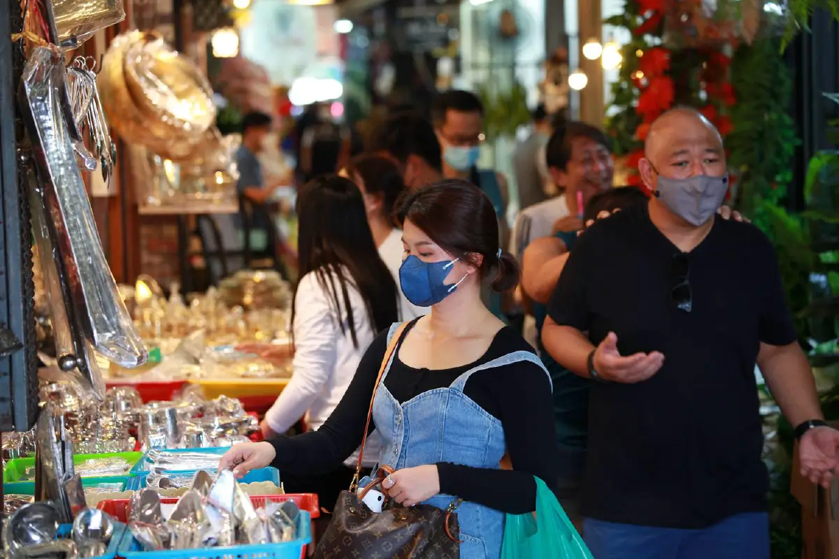 บรรยากาศตลาดนัดจตุจักรช่วงวันหยุดกลับมามีชีวิตชีวาอีกครั้ง