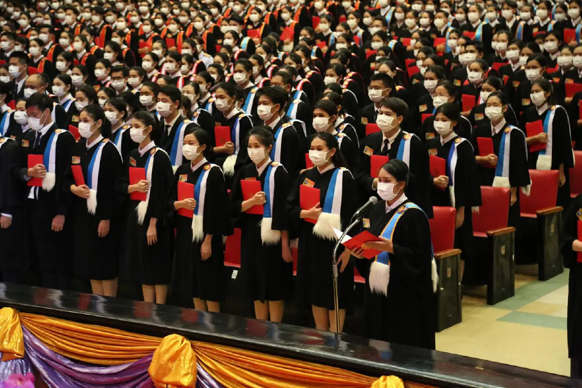 "ในหลวง-พระราชินี"เสด็จฯพระราชทานปริญญาบัตร ม.ธรรมศาสตร์เป็นวันที่ 3