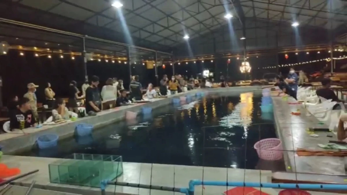 นอภ.หาดใหญ่นำกำลังฝ่ายปกครองจับบ่อตกกุ้งแฝงเล่นการพนัน