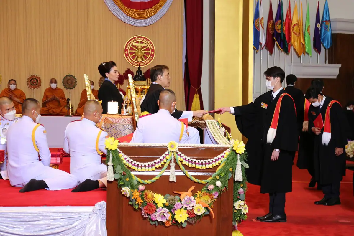 "ในหลวง-พระราชินี"เสด็จฯพระราชทานปริญญาบัตร ม.ธรรมศาสตร์เป็นวันที่ 3