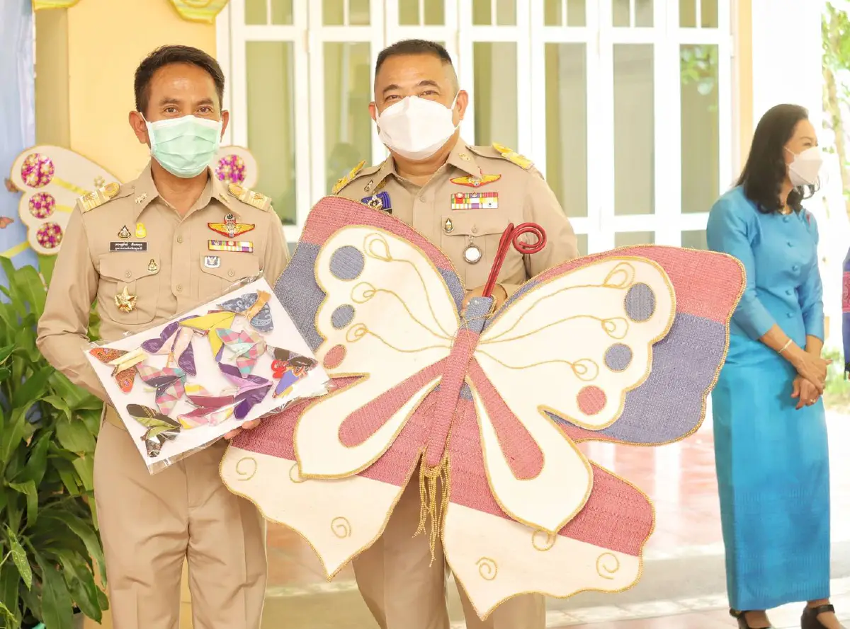 ชาวปทุมฯพร้อมใจทำผีเสื้อแห่งความจงรักภักดี 1,999 ตัว