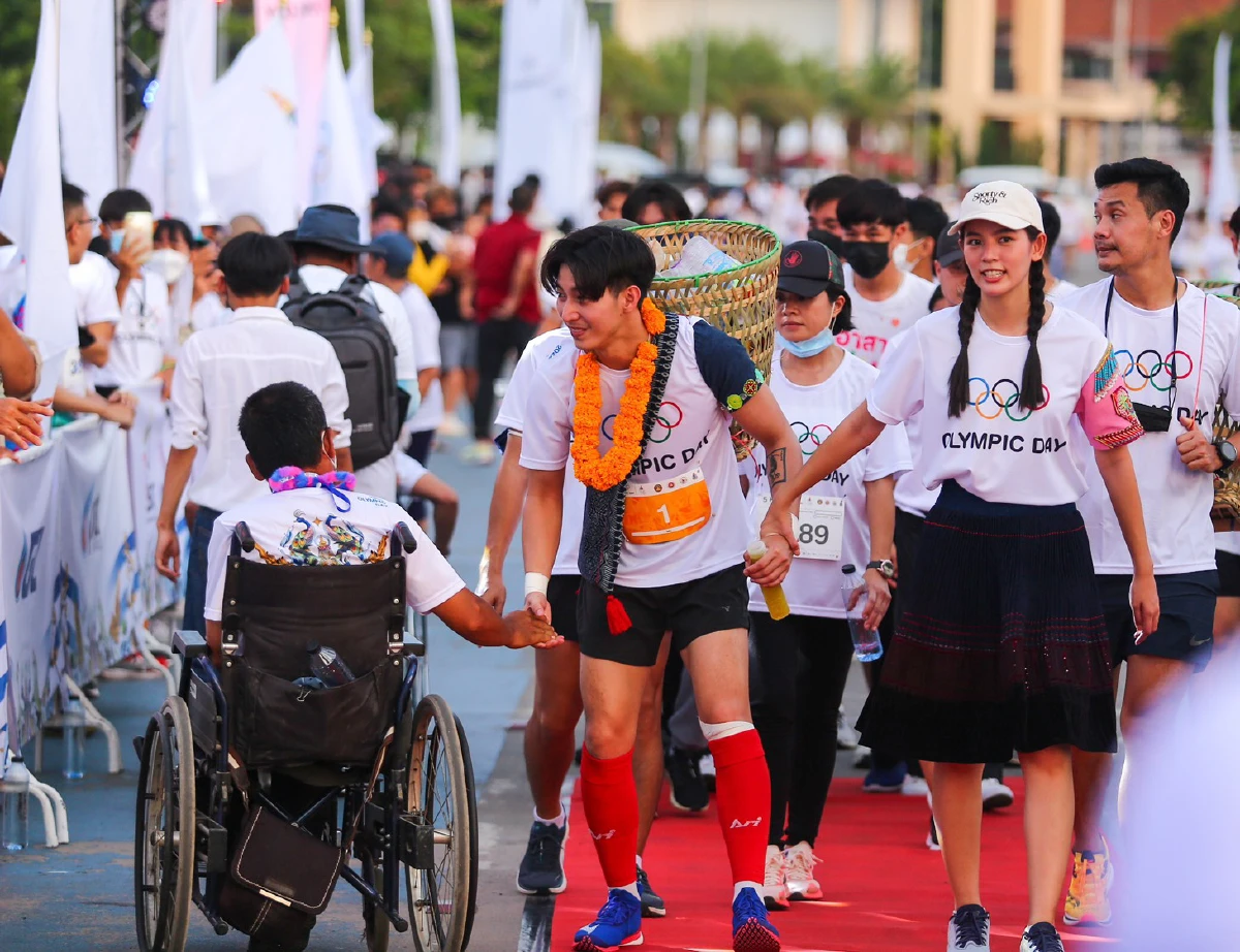 ชาวพะเยาม่วนใจ๋ “โตโน่ – ณิชา” ควงแขนเก็บขยะริมกว๊าน