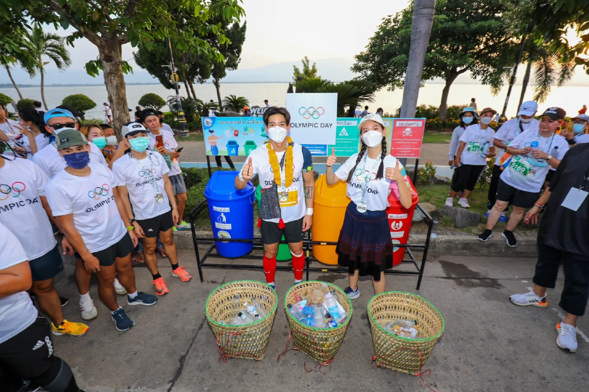 ชาวพะเยาม่วนใจ๋ “โตโน่ – ณิชา” ควงแขนเก็บขยะริมกว๊าน