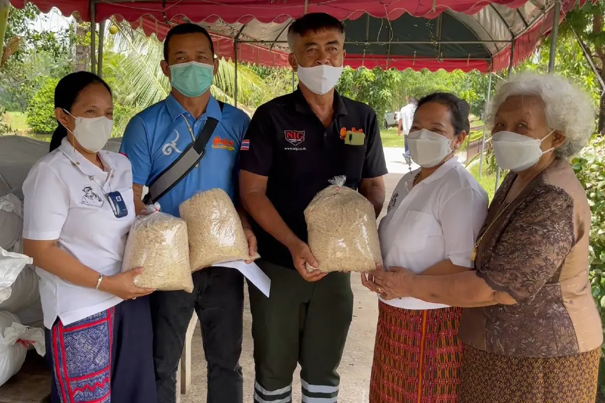 ทำบุญวันเกิดแม่วัย84 ลูกหลานแจกข้าวสาร 1,700 กก.ให้ชาวบ้าน