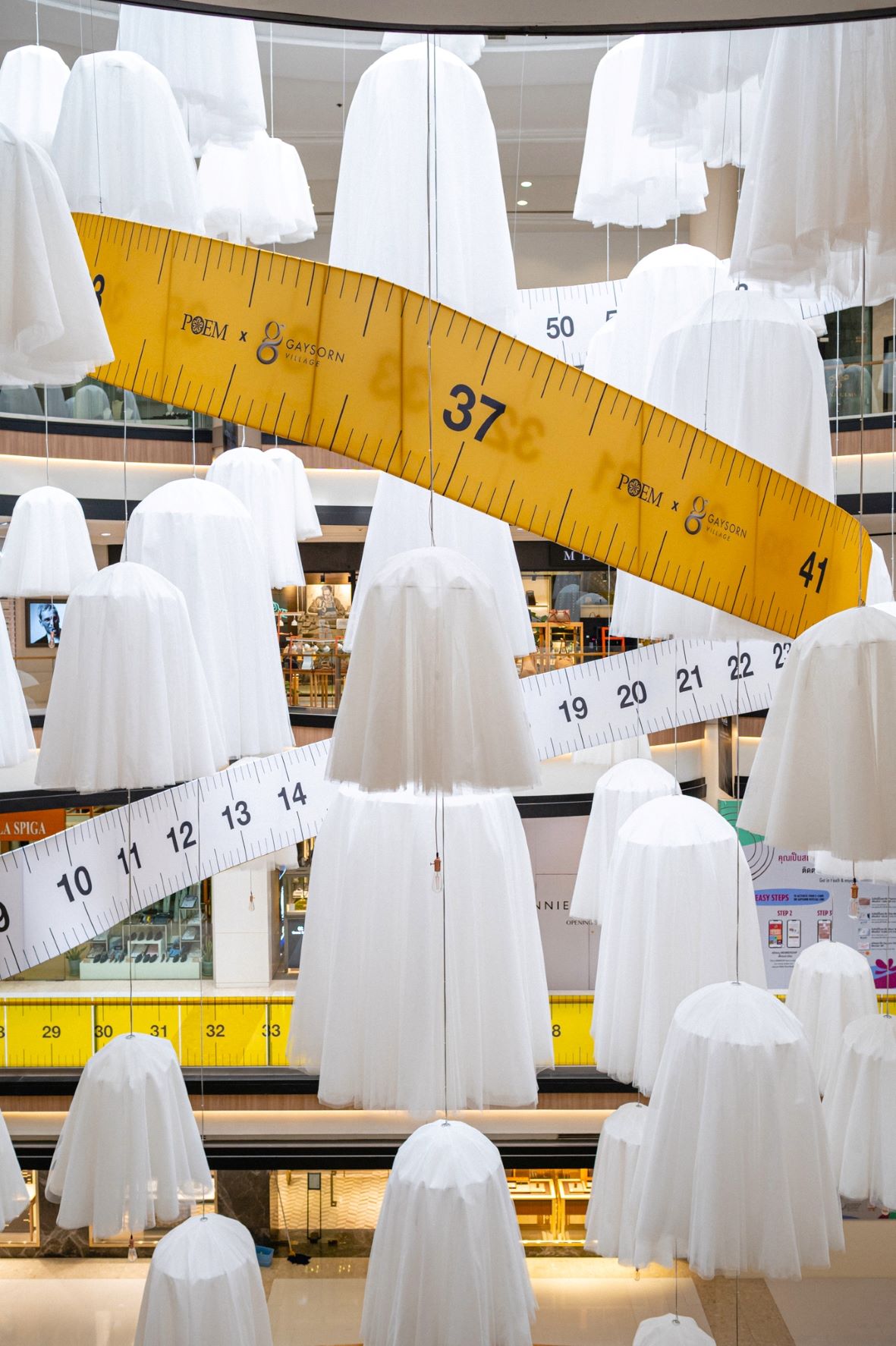 Made to Measure Magic สุดยอดนิทรรศการที่สะท้อนตัวตนและความพิถีพิถัน ผ่าน Art Installation จำลองห้องเสื้อ POEM