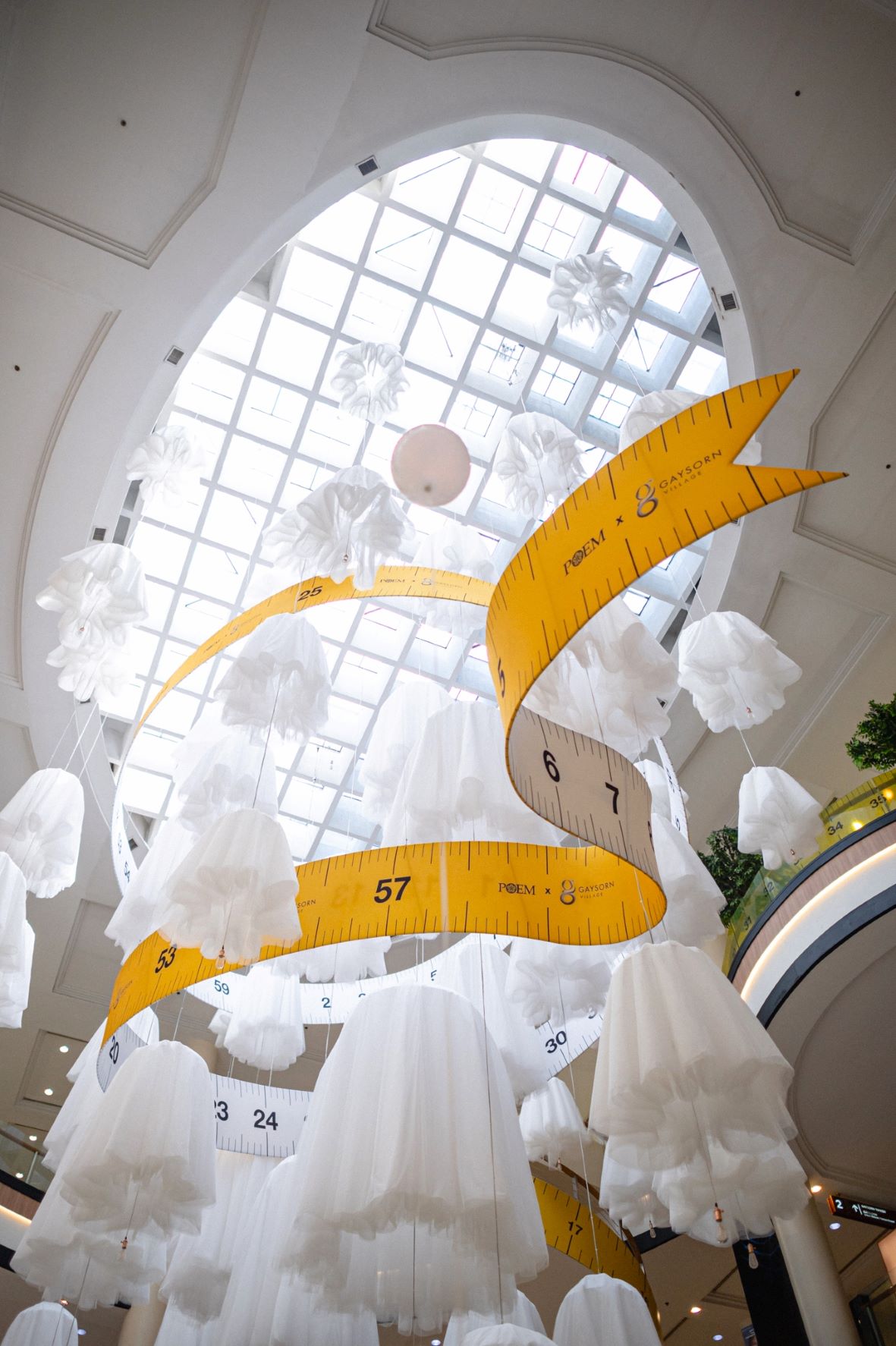 Made to Measure Magic สุดยอดนิทรรศการที่สะท้อนตัวตนและความพิถีพิถัน ผ่าน Art Installation จำลองห้องเสื้อ POEM