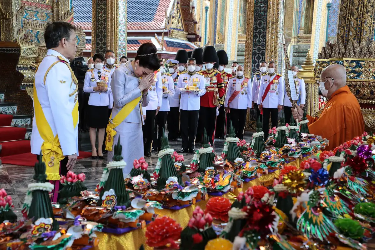 ในหลวง พระราชินี เสด็จฯ วัดพระแก้ว พระราชพิธีเฉลิมพระชนมพรรษา  