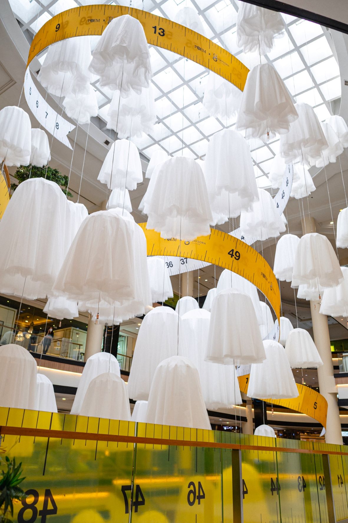 Made to Measure Magic สุดยอดนิทรรศการที่สะท้อนตัวตนและความพิถีพิถัน ผ่าน Art Installation จำลองห้องเสื้อ POEM