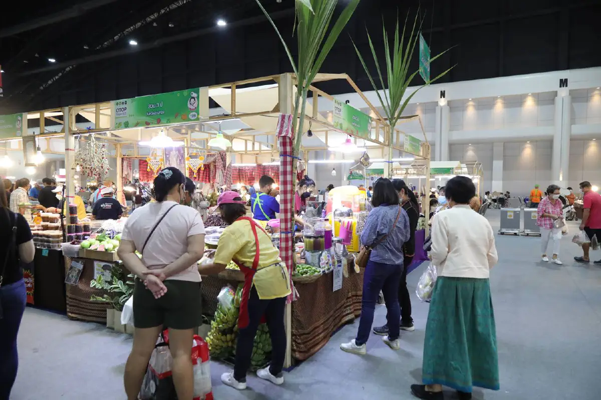 เปิดงานโอทอปกลางปีวันแรกแฟนพันธุ์แท้แห่ช้อปแน่น