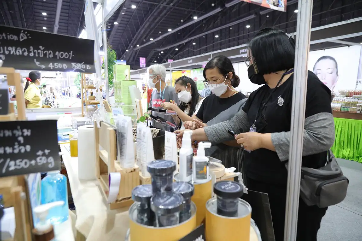 เปิดงานโอทอปกลางปีวันแรกแฟนพันธุ์แท้แห่ช้อปแน่น